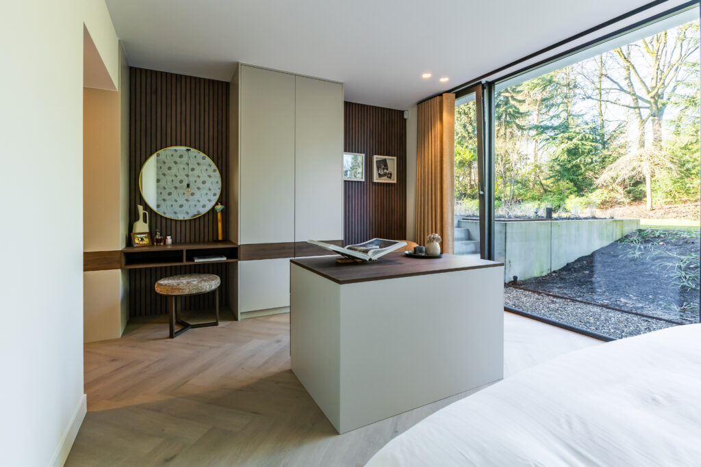 Maatwerk kledingkast met kaptafel meubelmaker