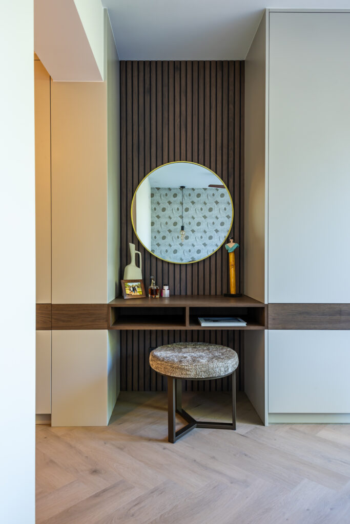 Maatwerk kledingkast met kaptafel meubelmaker