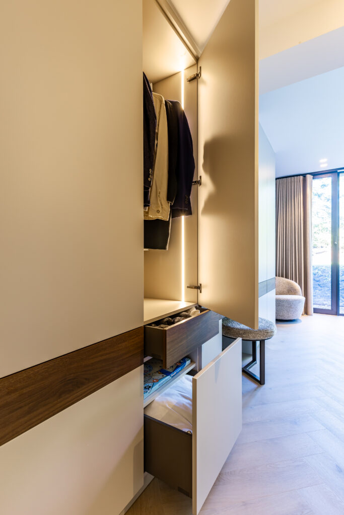 Maatwerk kledingkast met kaptafel meubelmaker